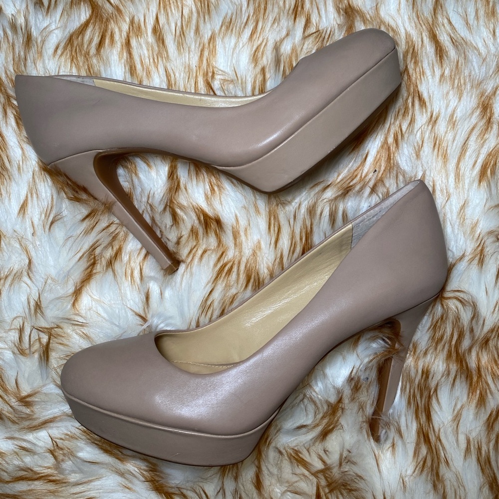 Gianni Bini leather nude platform heel pumps